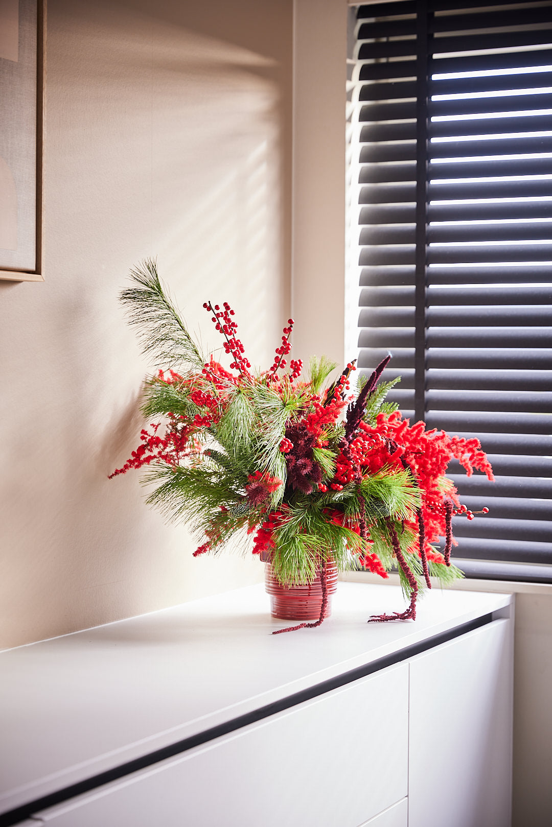 Kerstbloemstuk Assymetrisch Rood/bordeaux