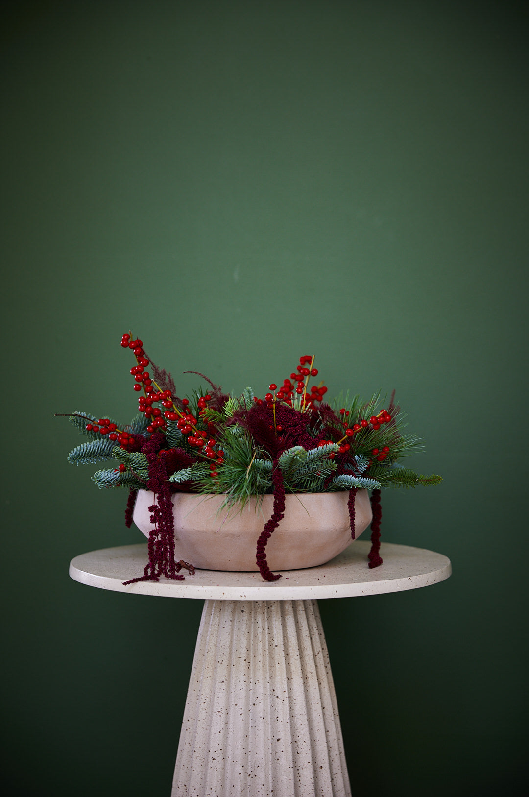 Kerstbloemstuk in schaal Rood/Bordeaux