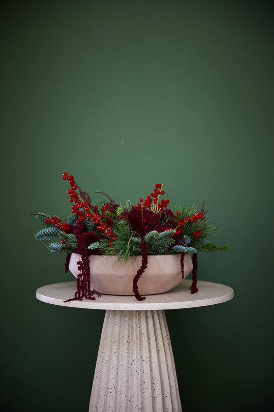Kerstbloemstuk in schaal Rood/Bordeaux